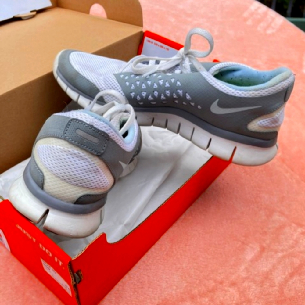 Womens Nike Free Run + Size 9.5